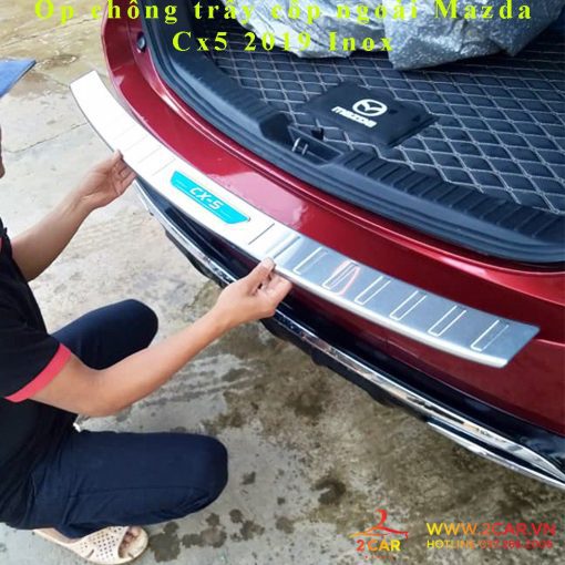 Ốp chống trầy cốp trong, ngoài xe Mazda CX5, CX-5 2018- 2019 2020 2021 2022 2023 , chất liệu Inox cao cấp - Hình ảnh 4