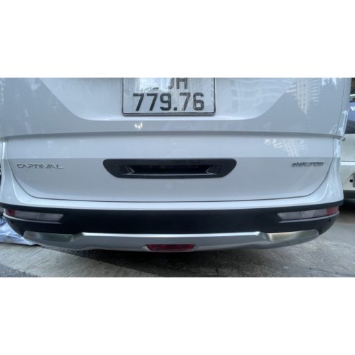 Ốp tay mở cốp sau xe Kia Carnival 2021- 2022 vân cacbon cao cấp - Hình ảnh 5