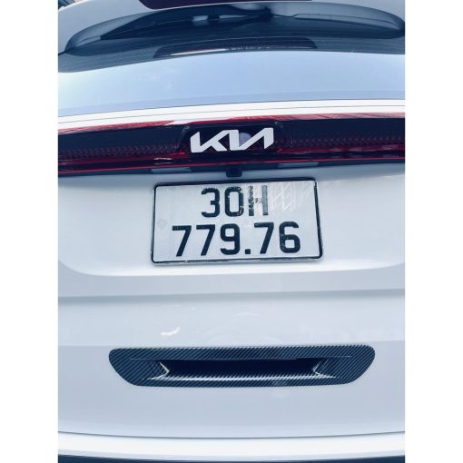 Ốp tay mở cốp sau xe Kia Carnival 2021- 2022 vân cacbon cao cấp - Hình ảnh 7