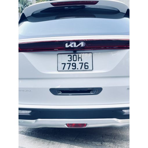 Ốp tay mở cốp sau xe Kia Carnival 2021- 2022 vân cacbon cao cấp - Hình ảnh 8
