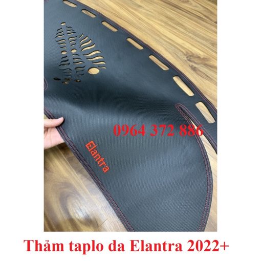 Thảm taplo da vân carbon xe Elantra 2022- 2023 hàng 3 lớp cao cấp, có đế chống trượt, chống nắng nóng hiệu quả