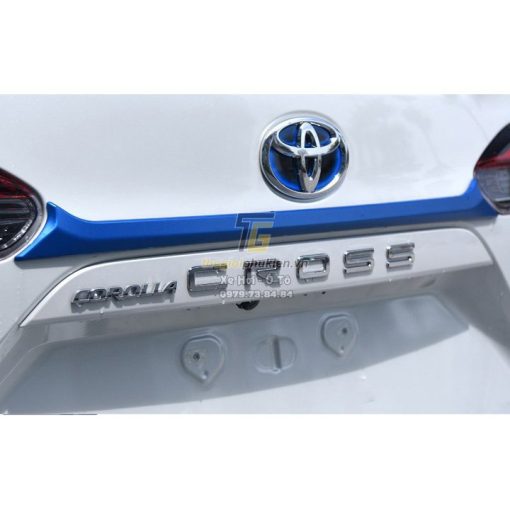 Ốp Tay mở cốp, viền cốp sau xe Toyota Corolla Cross 2020 2021 2022 nhựa ABS màu xanh giống bản 1.8 HV - Hình ảnh 4