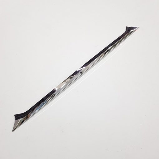 Ốp tay mở cốp, viền cốp sau màu trăng xe Toyota Corolla Cross 2020 - 2021- 2022 - Hình ảnh 4