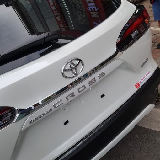 Ốp tay mở cốp, viền cốp sau màu trăng xe Toyota Corolla Cross 2020 - 2021- 2022 - Hình ảnh 6