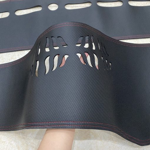 Thảm taplo da carbon xe Kia Carnival 2022 2023 màu đen,vừa form xe, đế có chống trượt - Hình ảnh 3