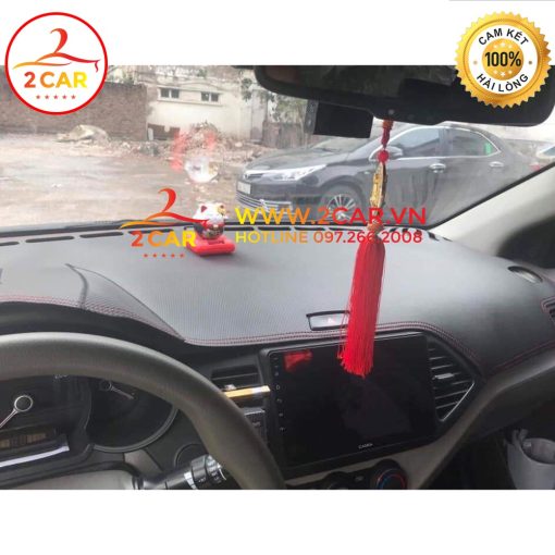 Thảm taplo da carbon xe Kia Carnival 2022 2023 màu đen,vừa form xe, đế có chống trượt - Hình ảnh 7