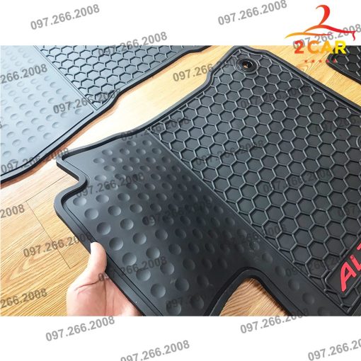 Thảm sàn, lót sàn cao su xe Toyota Altis 2014 - 2021, 2022, 2023 chuẩn form xe không mùi - Mẫu tổ ong chữ đỏ - Hình ảnh 4