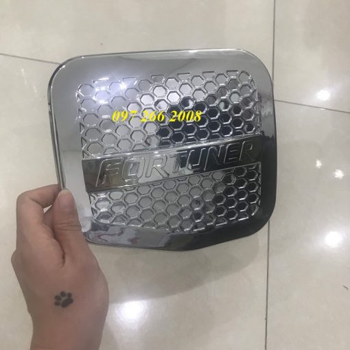 Ốp nắp bình xăng xe Toyota Fortuner đời 2006, 2007 2008 2009 2010 2011 2012 2013 2014 2015 - Mạ crom cao cấp - Hình ảnh 4