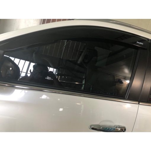 Vè che mưa Mitsubishi Pajero 2011-2023 nhựa đen Thái Lan - Hình ảnh 6